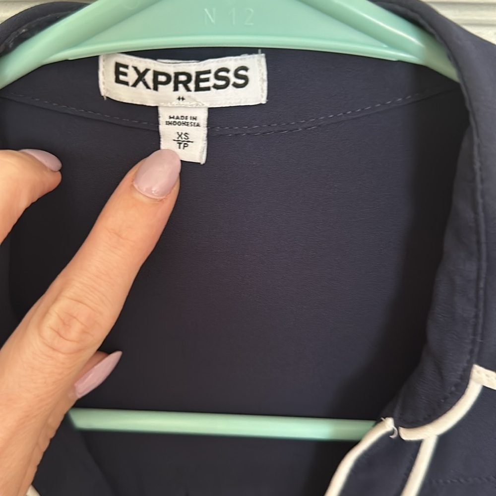Express button down top - Picture 2 of 4